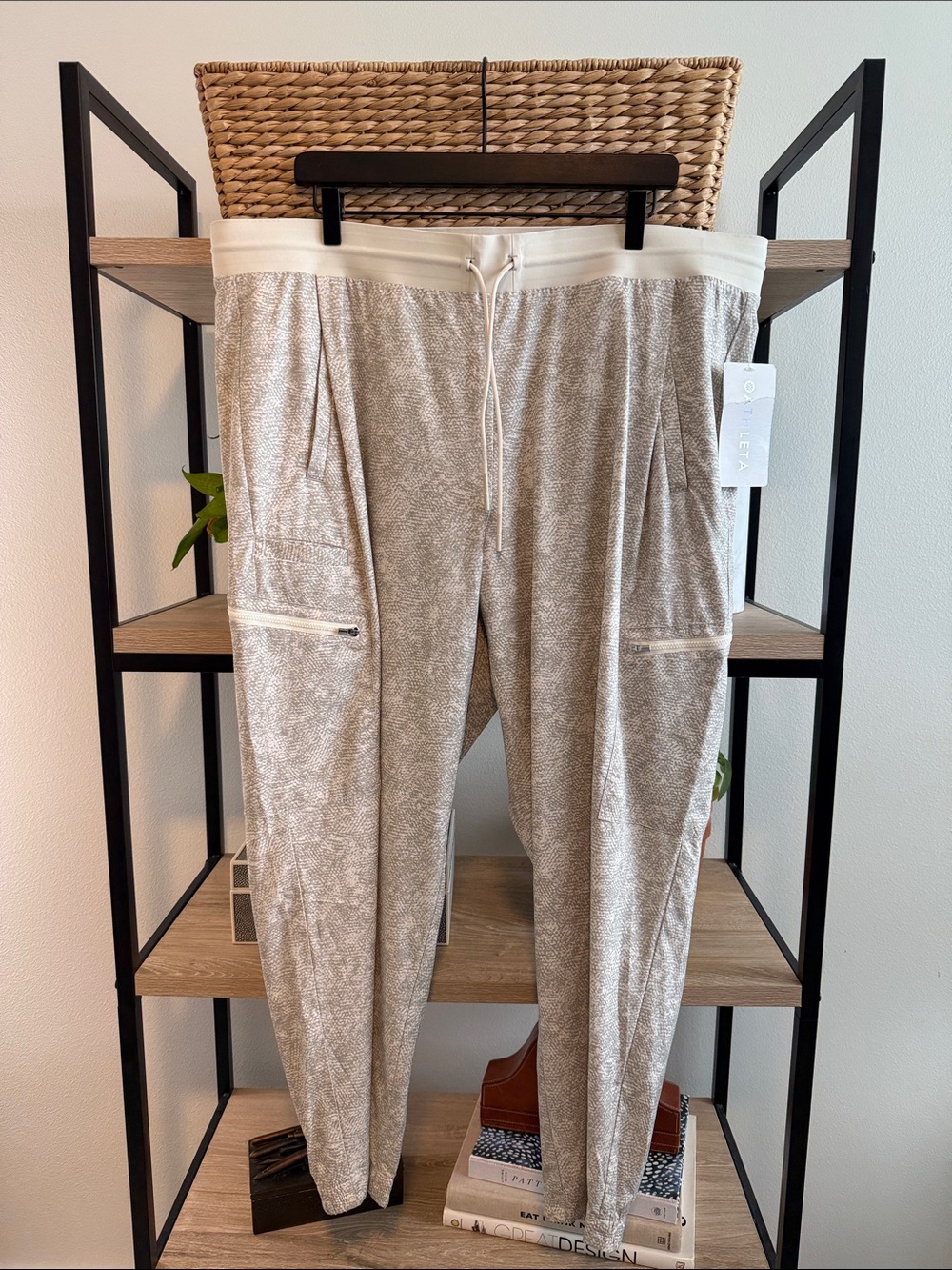 NWT Athleta High-Rise Venture Printed Cargo Jogger Print Pocket Pants, 20